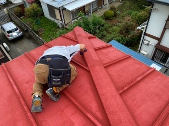 日立市の雨漏りしている瓦棒屋根上から降り棟板金を調査しています