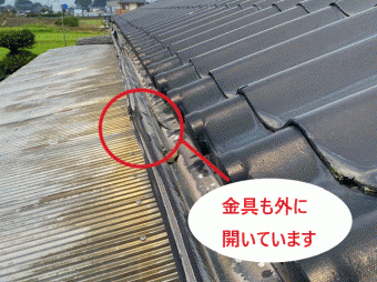 軒樋の金具は外側に開いています