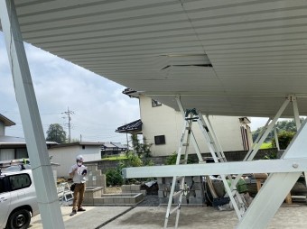 破損したガレージの裏地を調査する為の脚立を設置