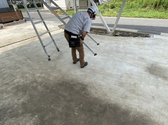 スタッフが伸縮脚立を伸ばしている画像