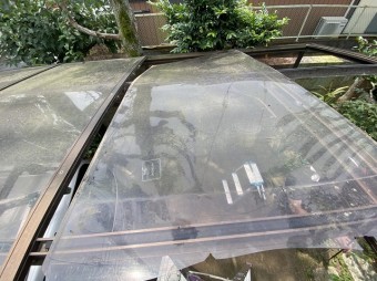 端から二枚目の既存のカーポートパネルを外す