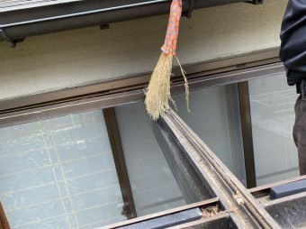 カーポートアルミ枠に入るゴミをほうきでではく