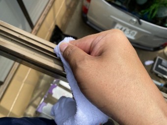 カーポートアルミ枠を濡れた雑巾で拭く