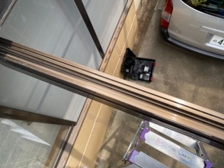 清掃し綺麗になった古河市のカーポートアルミ枠