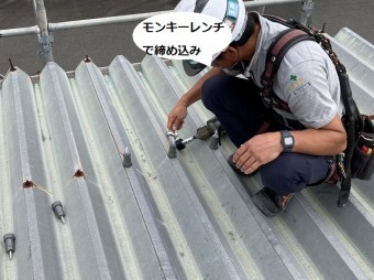 ダンボ66をモンキーレンチで締めこむ職人