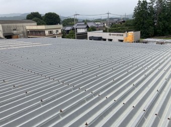 太陽光を設置する折板屋根の事前調査で中間ボルトが錆びている画像