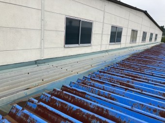 折板屋根のケラバ雨押え板金から雨漏りがしていました