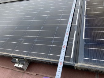 屋根に設置された太陽光パネルをスケールで計測