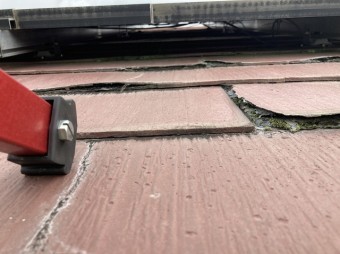 パミール屋根材に設置された太陽光からパネル下を覗き込む