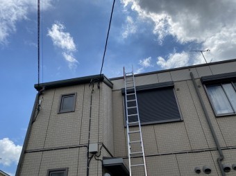 二階屋根にハシゴを掛け終わった画像