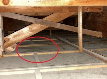 日立市の縦葺き屋根雨漏り調査時に発見された雨染み