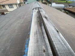 ひたちなか市の屋根で施工前の主棟の板金飛散状態