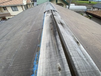 ひたちなか市の屋根で施工前の主棟の板金飛散状態