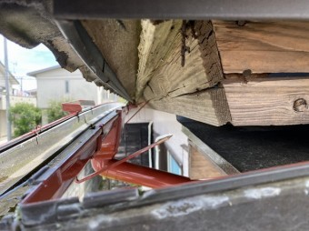 鼻隠しが木割れを起こし雨樋打込み支持金具が脱落している