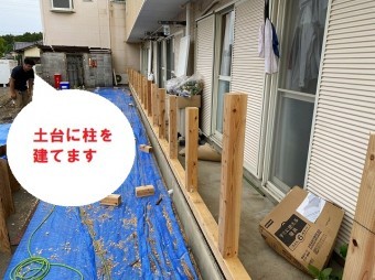 水戸市で巨大台風にも負けない強いベランダ雨仕舞い工事で土台に柱を建てます