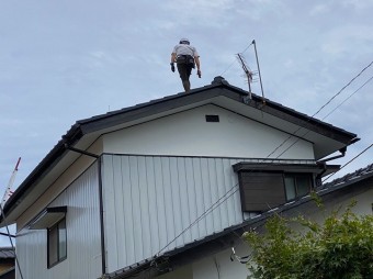 水戸市のセメント瓦屋根を点検している様子