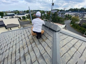 水戸市のスレート屋根の換気塔を確認している