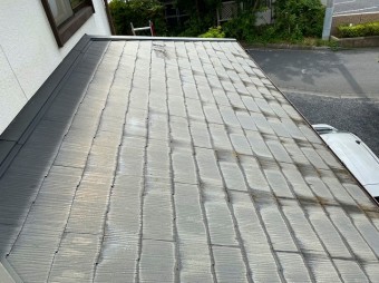 水戸市のスレート屋根の下屋を調査している所