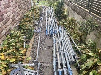 東側側面に架設する足場材を並べる