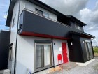 黒とコンクリート色に赤のポイント塗装が映える塗装完了現場