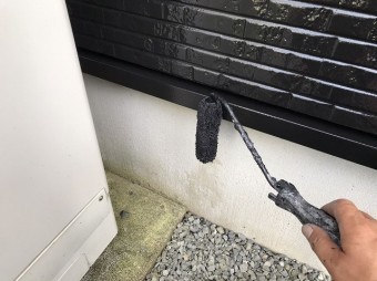 見切りに塗料を塗布する職人