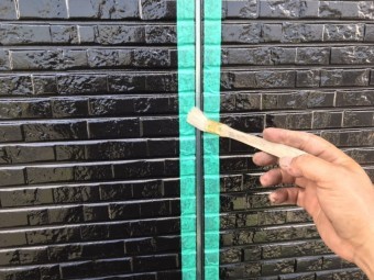 目地にマスキングを施し刷毛でプライマーを塗布