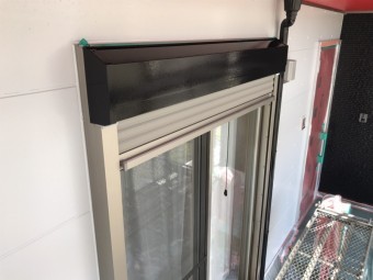 シャッターボックスの上塗りをクロで行い艶がでた