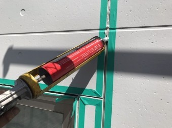 コーキングガンにオートンイクシードを装着し充填開始