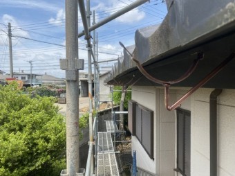 新しく施工した黄金色に輝くいぶし雨樋用支持金具