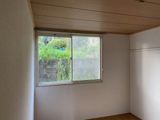 雨漏りしていた壁紙を新しい壁紙に張り替えて綺麗になった