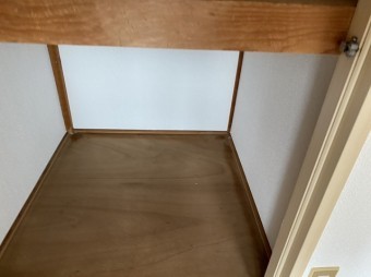 押入れの下段に量産クロスを張替え