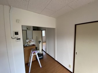 ダイニングキッチンの壁に量産クロスを張り替えた画像