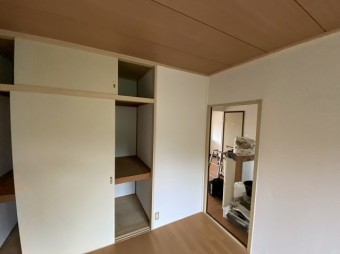 白い量産品クロスで壁紙張りが完了した笠間市の洋室