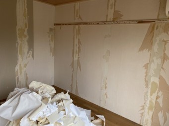 笠間市で壁紙を貼りかえる為に既存の壁紙を剥がす
