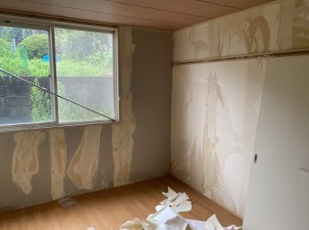 笠間市のアパートで北側の洋室の壁紙を剥がす