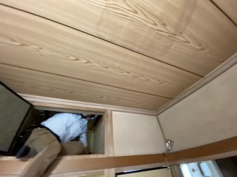 雨漏り箇所を屋根裏から確認する為に天袋から作業員が確認