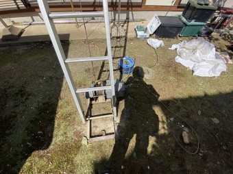 瓦を上げる為の荷揚げ機を準備している様子
