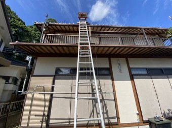 二階の軒先まで掛けられた荷揚げ機