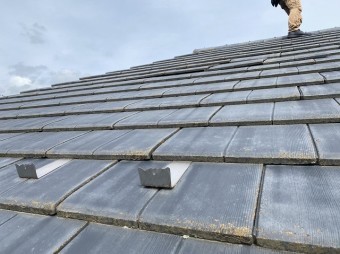 軒先から撮影した日立市の南面の厚型スレート屋根