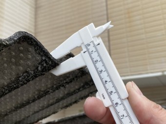 大波スレートの厚みをノギスで計測