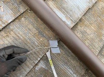 加工した板金に番線をつけて這い樋の押さえ材にする