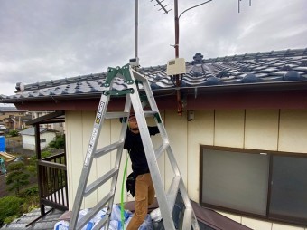 2階の屋根に登るための作業