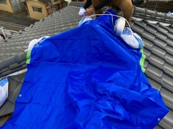 屋根形状が変形寄せ棟にブルーシートを掛ける