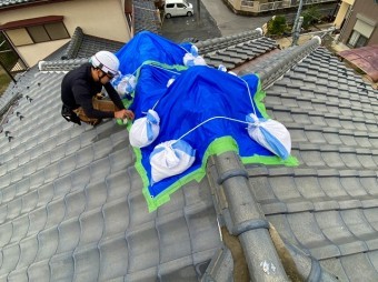 土嚢袋同士を紐で結ぶ