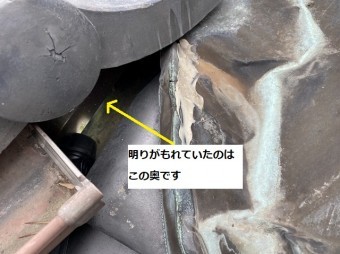 玄関入母屋と上屋の緩衝部にライトを照射する