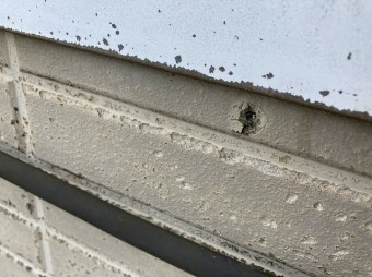 水戸市の店舗様雨漏り調査で発見した塞がれていないビス穴