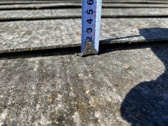 スケールで計ると1.5㎝も浮いています