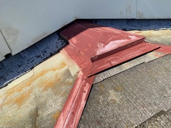 塗装の劣化症状が進んでいる棟板金