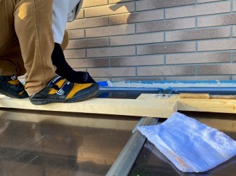 充填したコーキングをヘラで形成しています