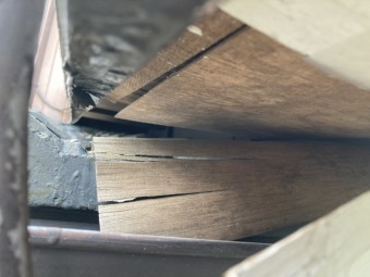 重なり屋根の隙間から見た軒天の破損具合